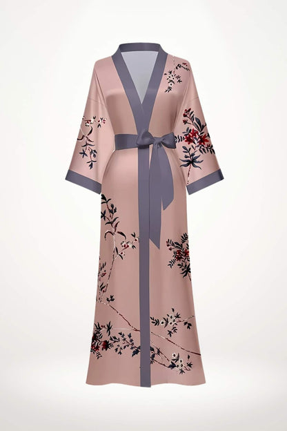 Kimono en satin rose avec motifs floraux, ceinture grise, manches larges, sur fond neutre élégant