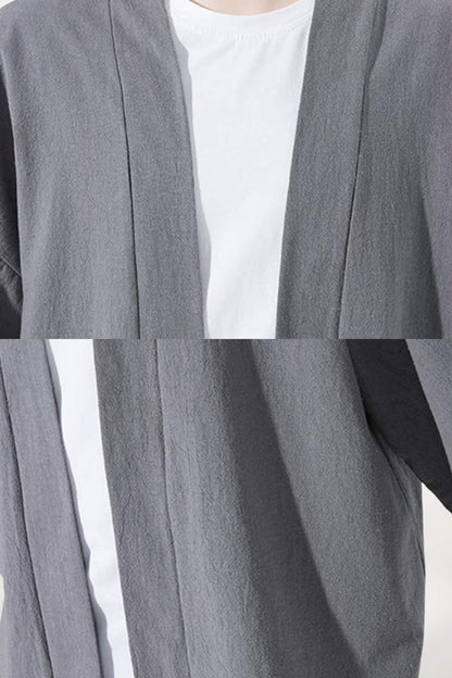 Un kimono moderne gris en tissu léger porté sur un t-shirt blanc, avec des lignes épurées et un style urbain
