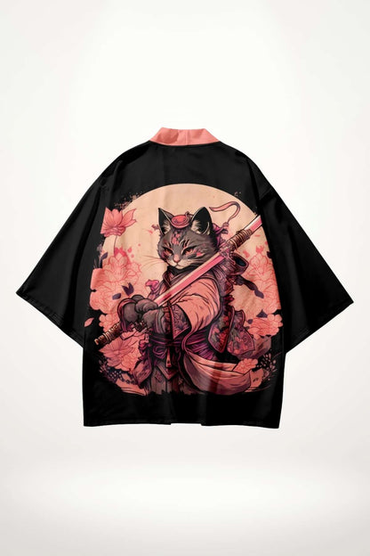 Kimono noir avec un motif de chat samouraï, fleurs roses et détails colorés sur un fond clair