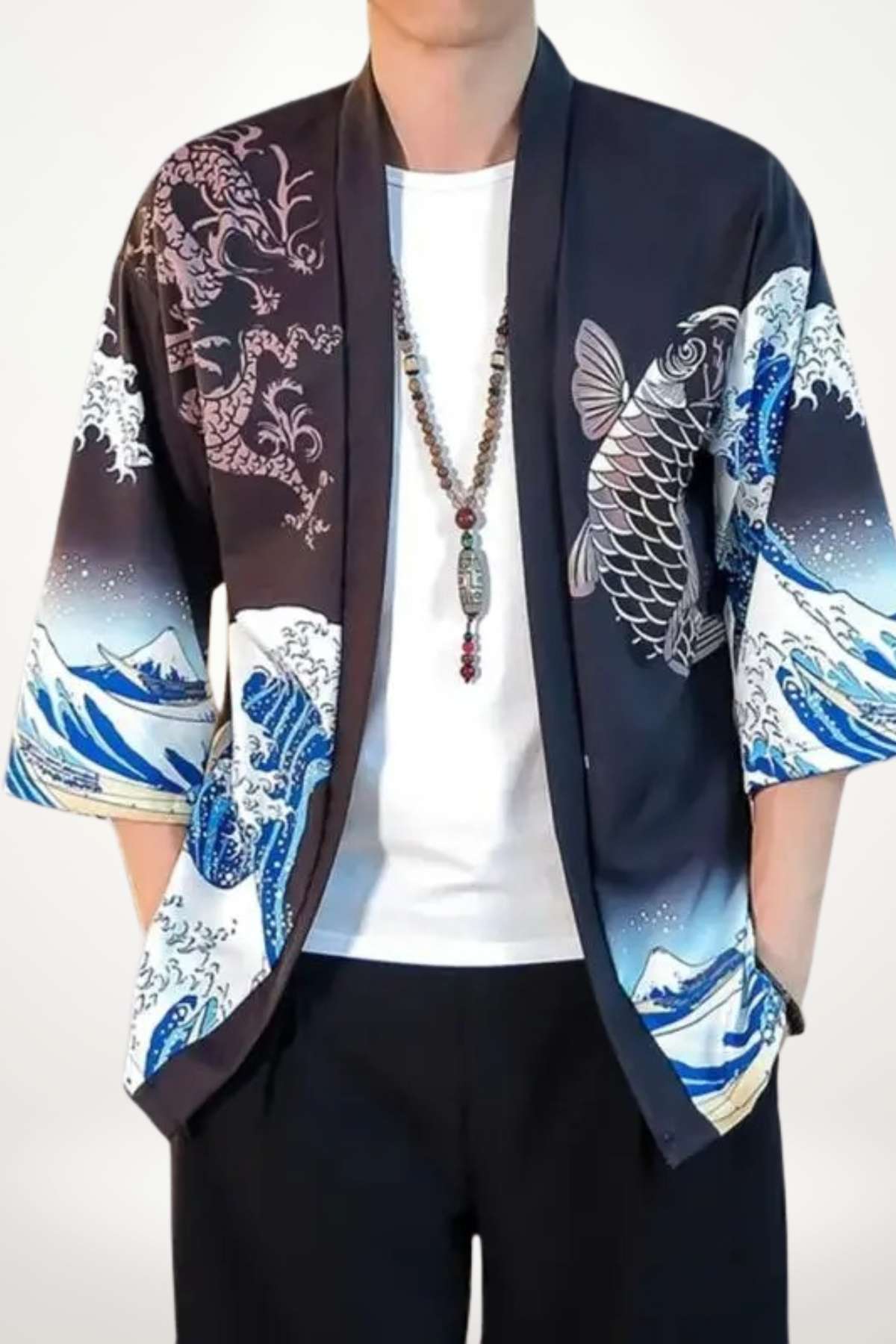 Kimono japonais noir avec motifs de vagues et de poissons, porté par un homme avec un collier coloré