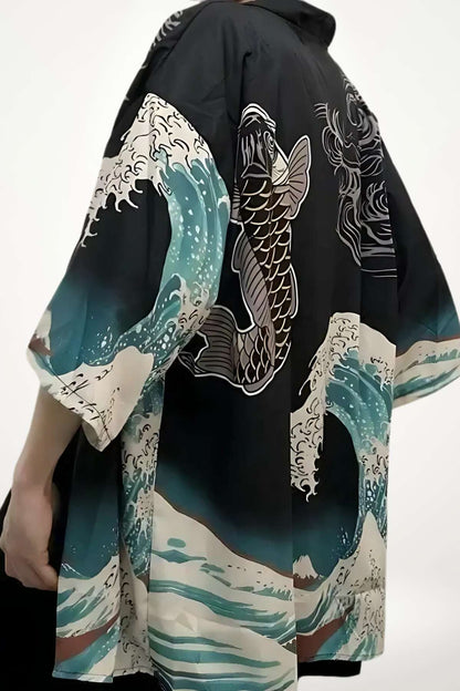 Veste kimono noire avec motifs de vagues et de poissons, offrant un style japonais audacieux et urbain