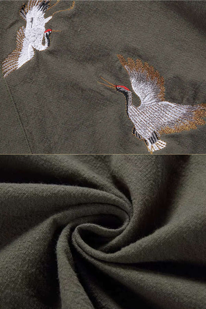 Tissu vert olive avec motifs d'oiseaux en vol, texture douce et légèrement froissée, évoquant un style japonais