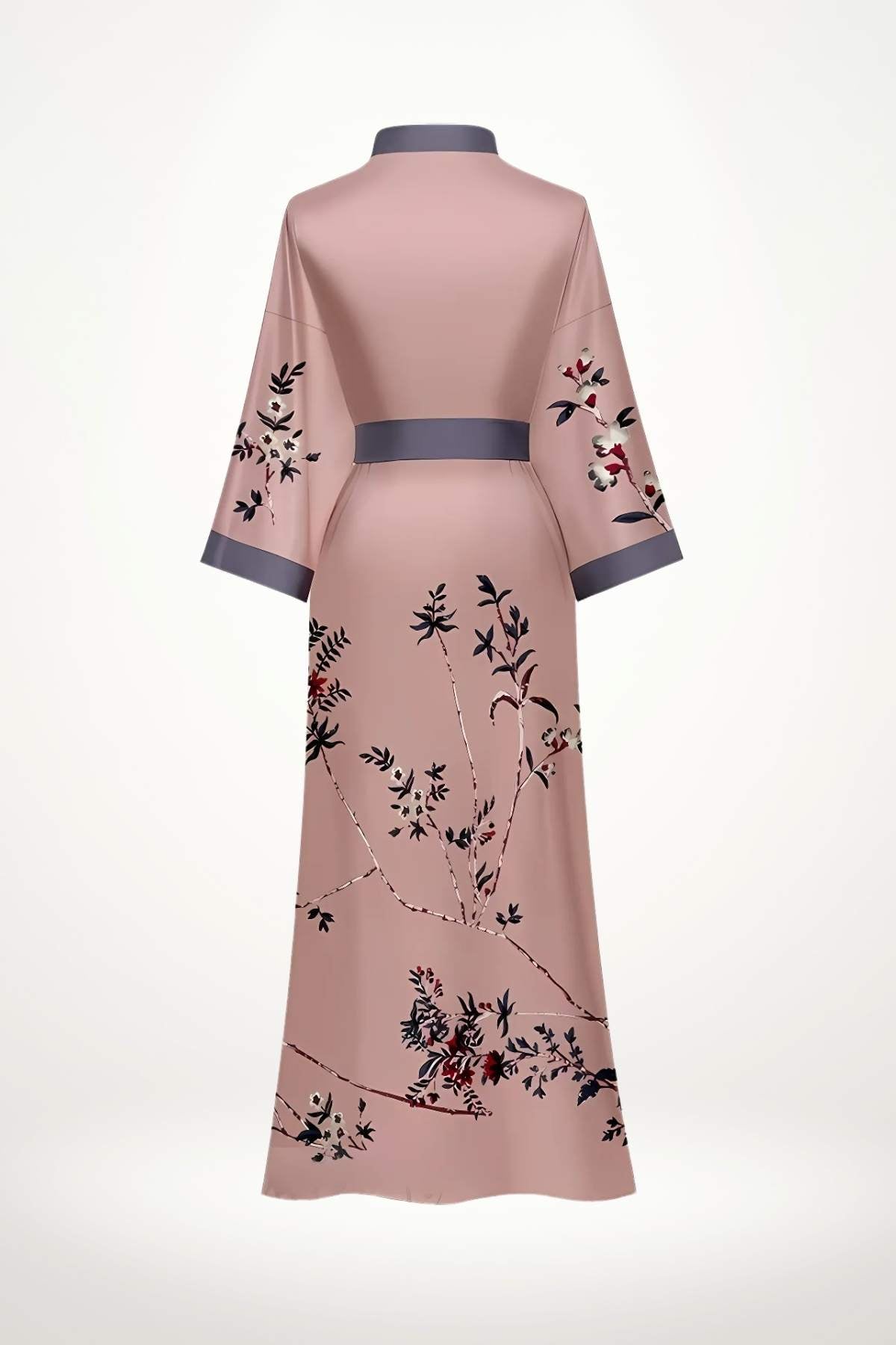 Kimono en satin rose avec motifs floraux colorés et ceinture bleu marine, élégant et raffiné pour la maison