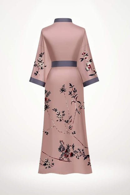 Kimono en satin rose avec motifs floraux colorés et ceinture bleu marine, élégant et raffiné pour la maison