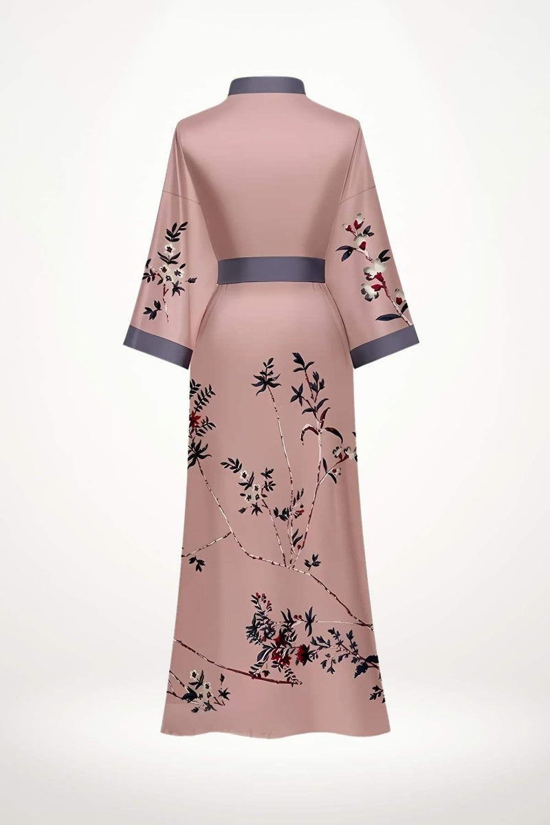Kimono en satin rose avec motifs floraux colorés et ceinture bleu marine, élégant et raffiné pour la maison