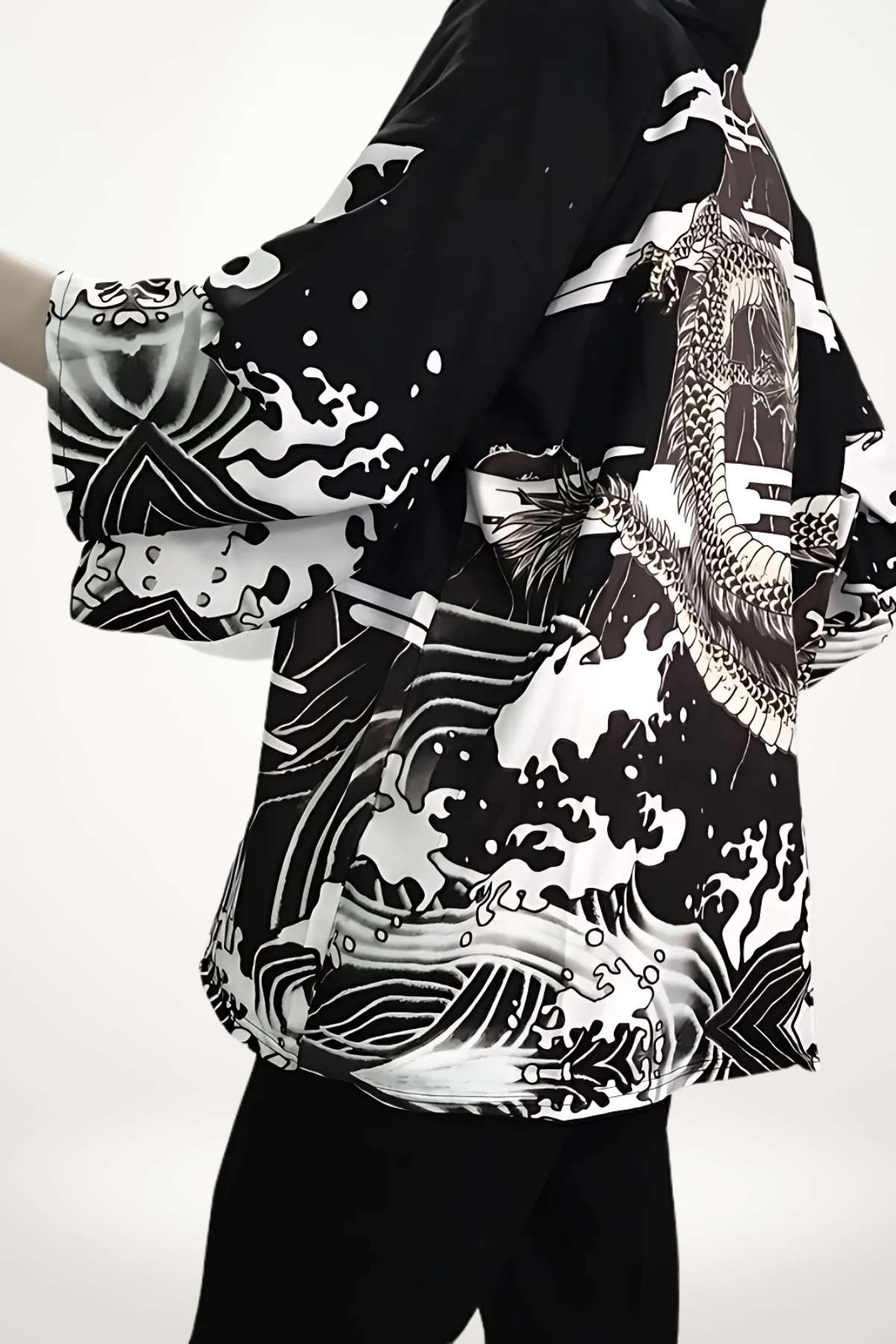 Kimono noir à motifs de dragon et vagues blanches, avec des manches amples et une coupe décontractée