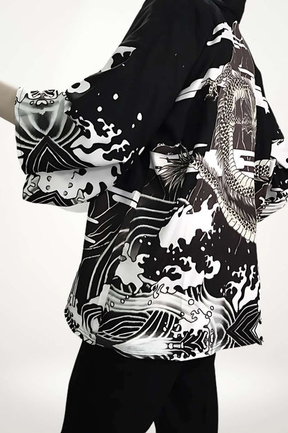 Kimono noir à motifs de dragon et vagues blanches, avec des manches amples et une coupe décontractée