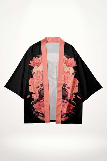 Kimono noir avec motifs floraux roses et détails en satin, évoquant un style japonais moderne et artistique