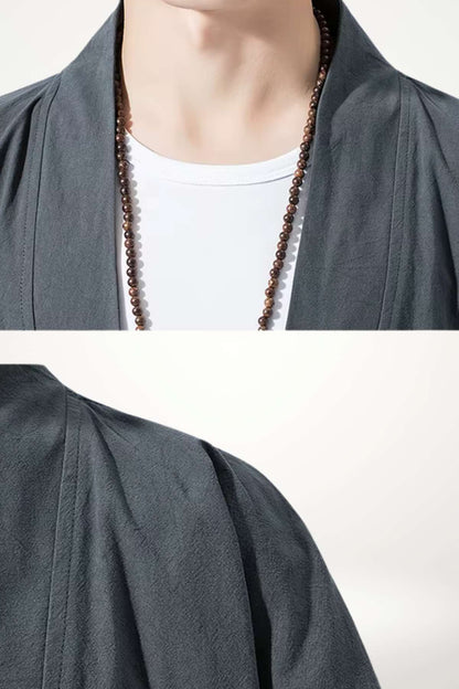Kimono pour homme en tissu gris, avec un col sobre et une chaîne en bois autour du cou