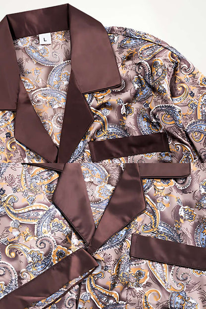 Kimono pyjama en satin aux motifs paisley, avec des tons marron, bleu et doré, offrant une élégance décontractée