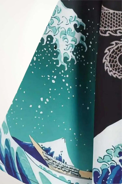 Veste kimono noire avec motifs de vagues turquoise et blanches, évoquant un style japonais élégant et moderne