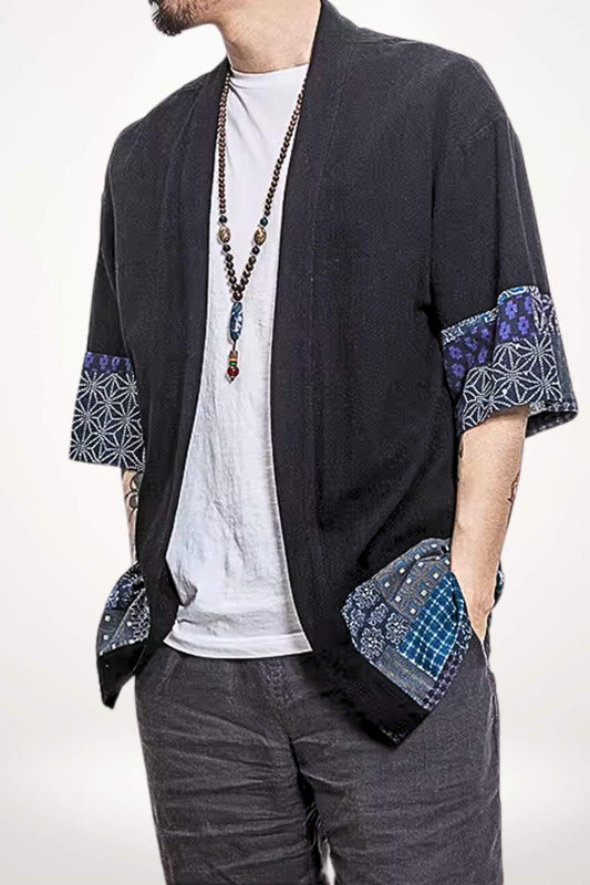 Veste kimono homme en coton tissé noir avec motifs japonais bleus sur les manches et les poches
