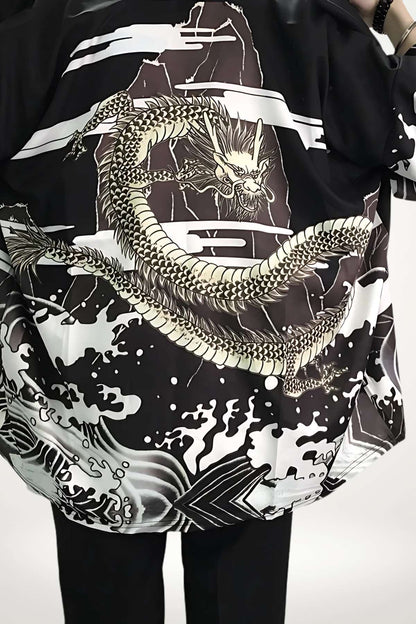 Kimono noir avec motifs de dragon et vagues blanches, style moderne et décontracté, porté par une personne de dos