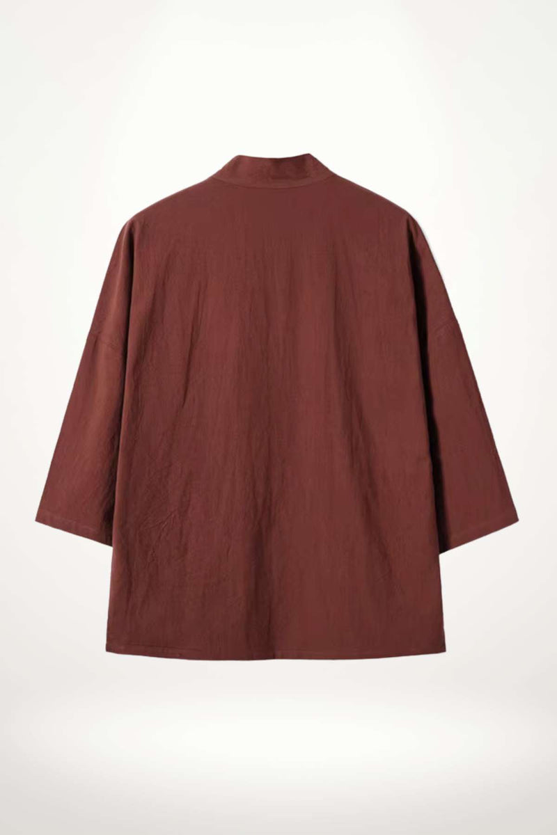 Kimono pour homme en tissu marron, à manches longues, avec un design minimaliste et une coupe traditionnelle