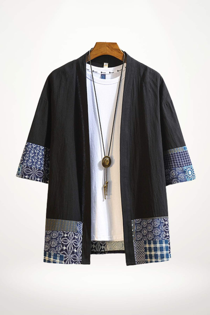 Veste style kimono homme en noir avec manches courtes, décorée de motifs bleus et blancs sur les bords