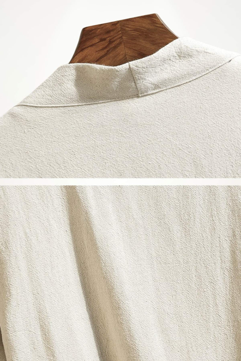 Détail d'un kimono homme en tissu beige texturé, avec un col sobre et une coupe moderne