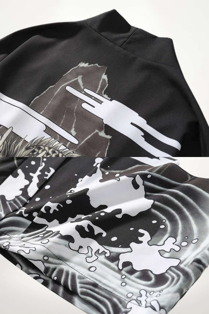 Kimono homme moderne en noir avec motifs de vagues blanches et dessins stylisés sur un tissu fluide