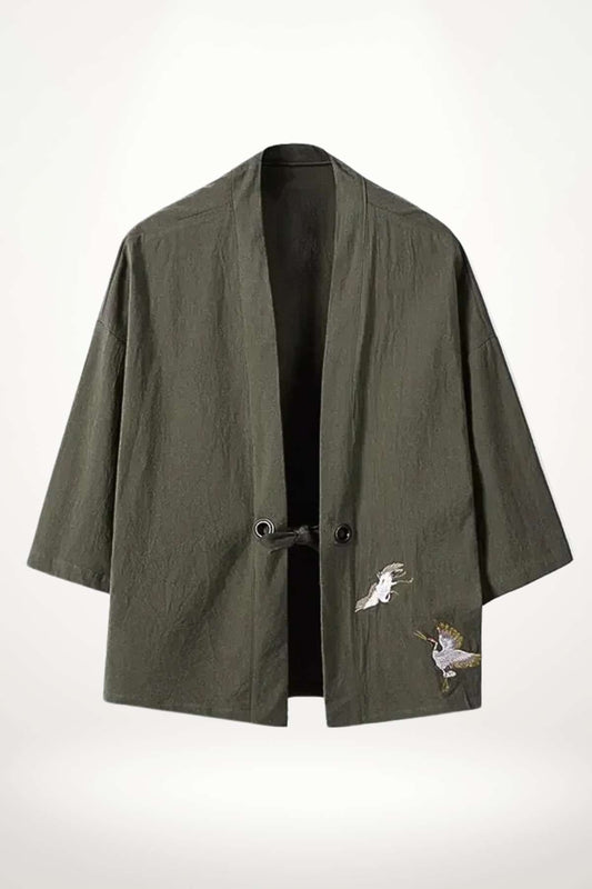 Blazer kimono homme kaki en coton tissé, veste sans boutons avec lien, coupe ample manches trois-quarts, broderies de grues blanches et cuivrées.