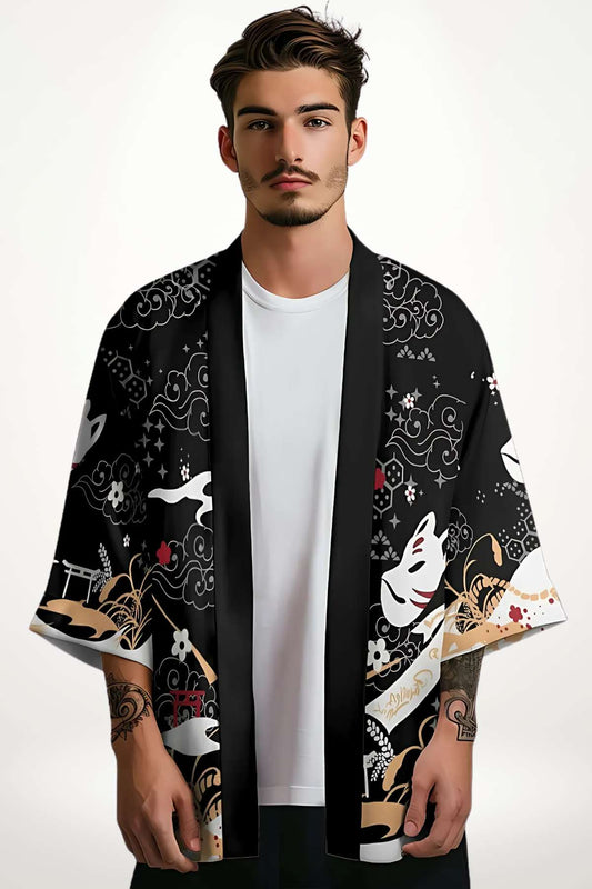 Chemise kimono homme noire en polyester, coupe chemise à col revers et manches courtes, imprimée masques kitsune blancs et rouges, nuages stylisés et motifs géométriques.