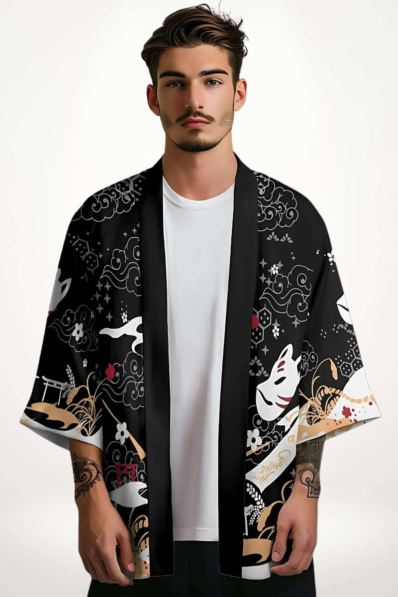 Un homme porte une chemise kimono noire ornée de motifs colorés, avec des nuages et des fleurs stylisées