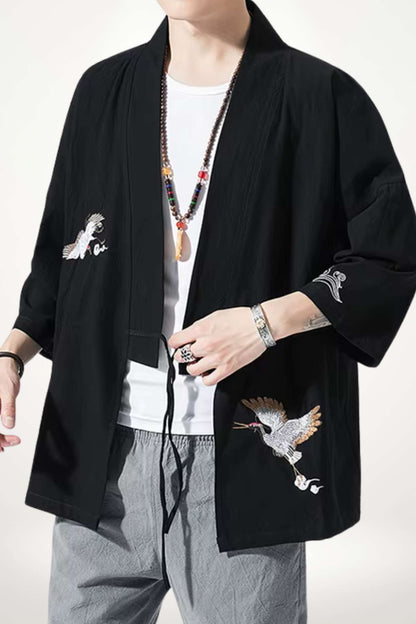 Chemise kimono homme noire en coton tissé, veste sans boutons à lien, coupe ouverte manches trois-quarts, broderie grue blanche et motif de vague.