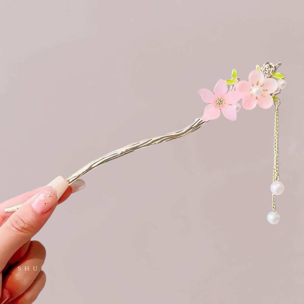 Peigne en métal argenté avec fleurs de sakura roses et perles blanches, décoré d'une chaîne délicate