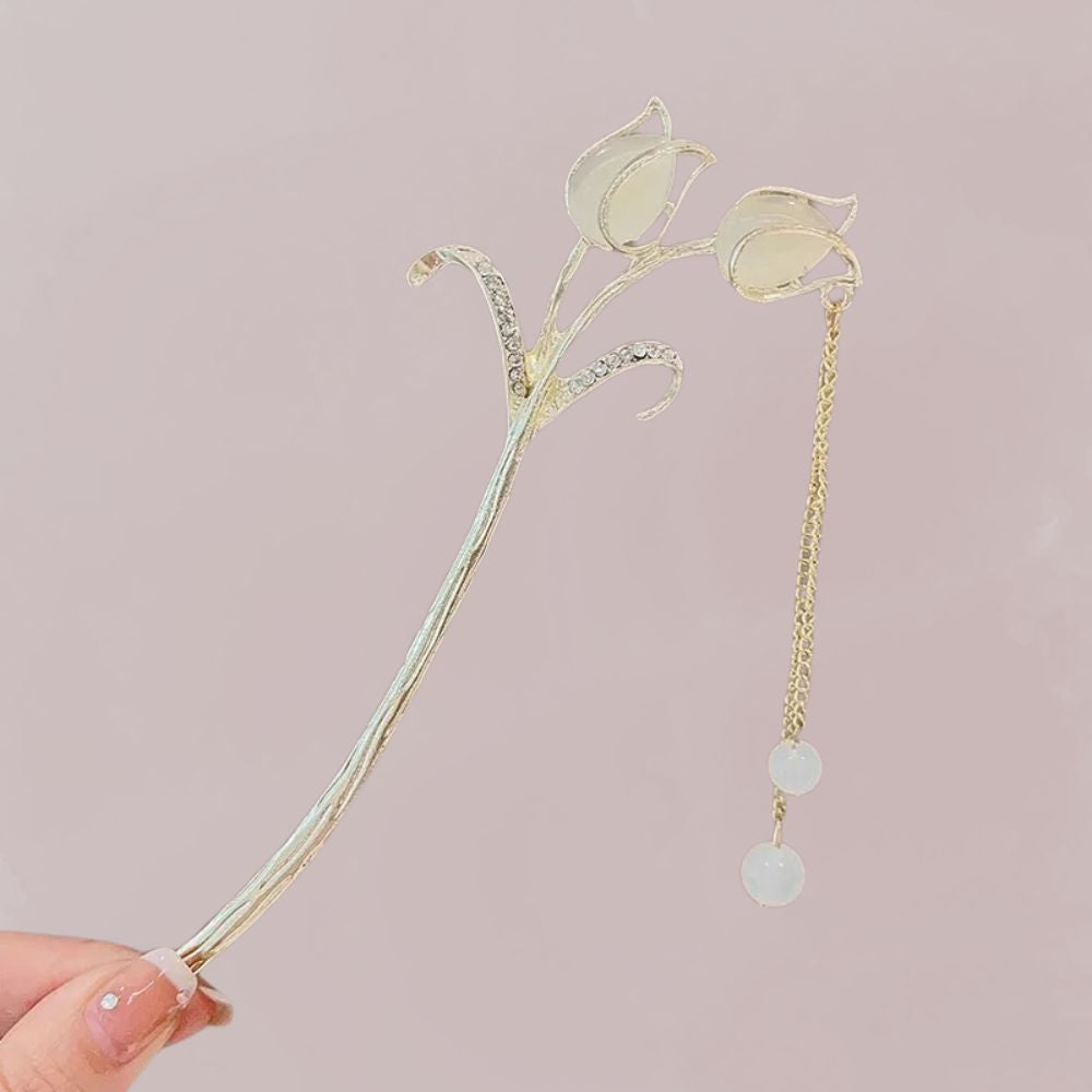 Accessoire cheveux en métal doré avec deux tulipes ivoire et une chaîne délicate ornée de perles