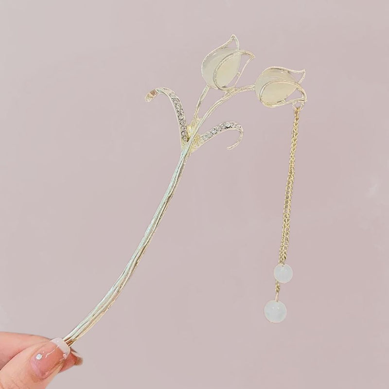 Accessoire cheveux en métal doré avec deux tulipes ivoire et une chaîne délicate ornée de perles
