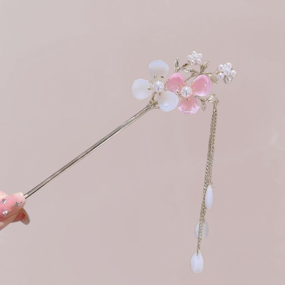 Accessoire à cheveux en laiton avec fleurs roses et blanches, gouttes opalescentes, sur fond rose