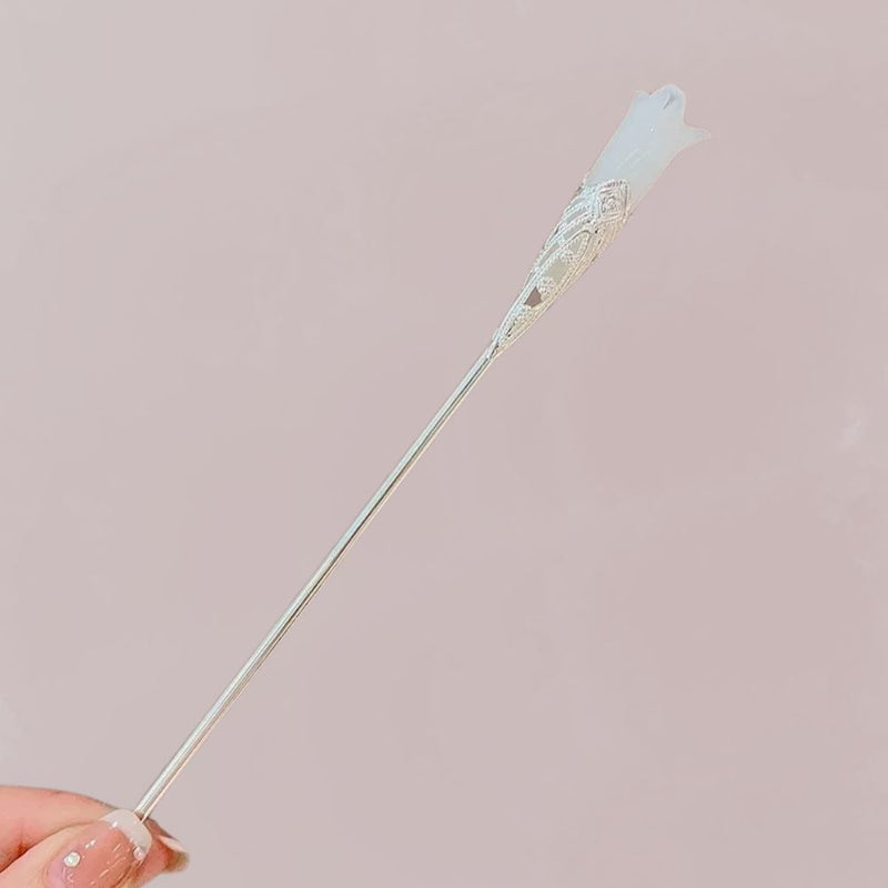 Épingle à cheveux en métal argenté avec un bouton de fleur sculpté en blanc sur fond rose