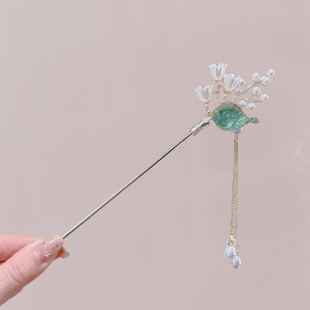 Ornement de cheveux en métal argenté avec fleurs blanches et feuille émeraude, décoré de perles délicates