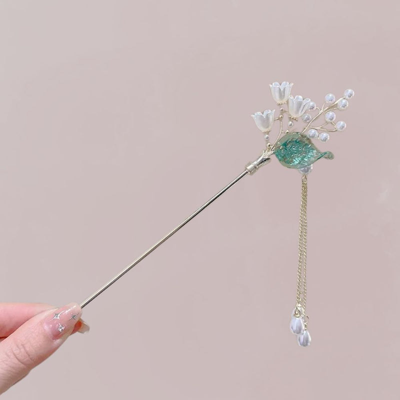 Ornement de cheveux en métal argenté avec fleurs blanches et feuille émeraude, décoré de perles délicates