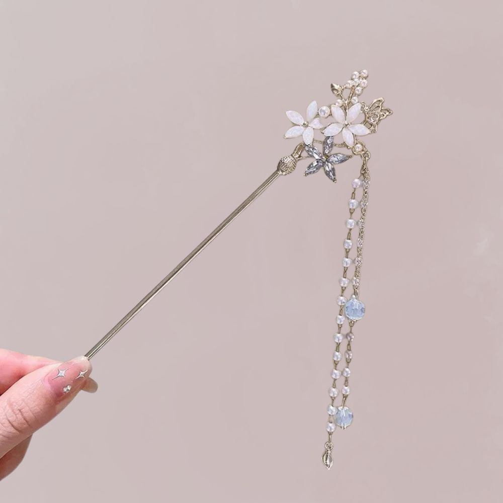 Bijou de cheveux en métal argenté, décoré de fleurs blanches et de perles bleues, porté avec un kimono