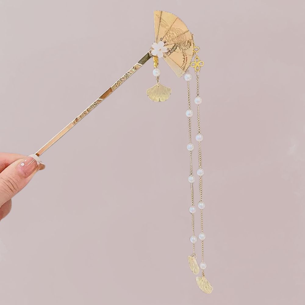 Ornement de cheveux doré en forme d'éventail, décoré de perles blanches et de motifs floraux délicats