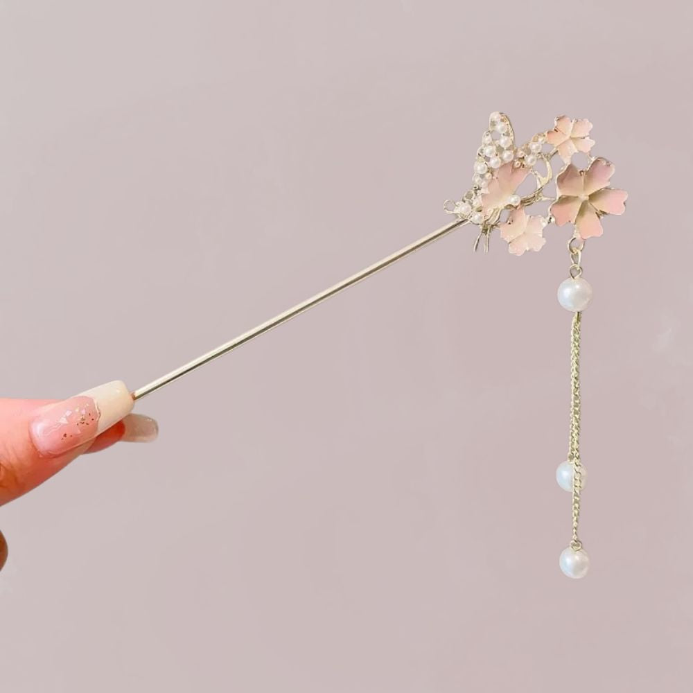 Ornement de cheveux en métal argenté avec fleurs roses, perles et un motif de papillon délicat