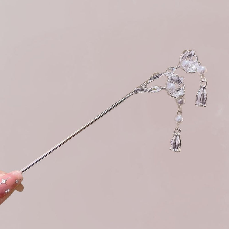 Pique-nique en argent ciselé avec fleurs et perles, décoré de pendants élégants, sur fond neutre