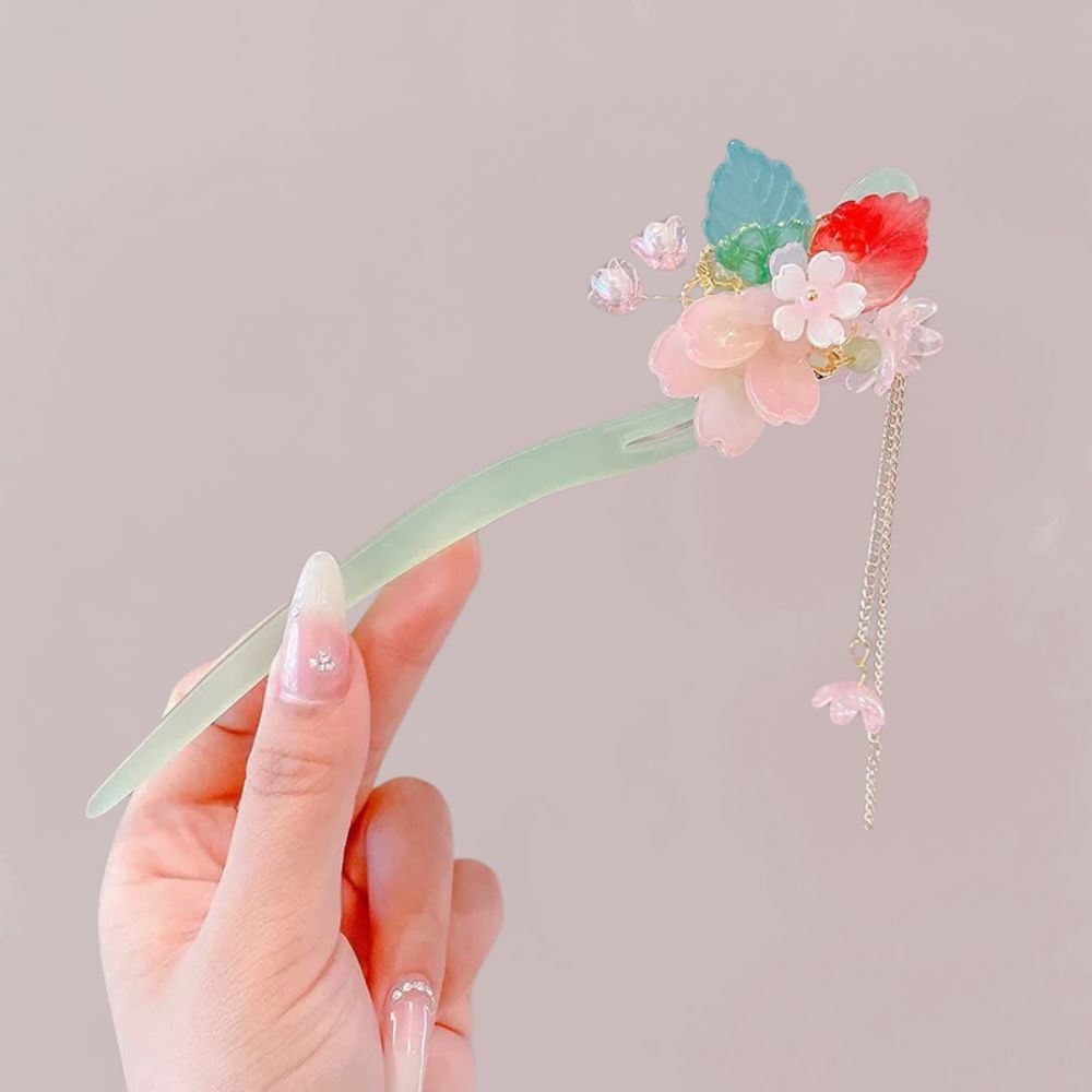 Peigne kimono en plastique vert avec fleurs pastel et feuilles, décoré d'une chaîne délicate