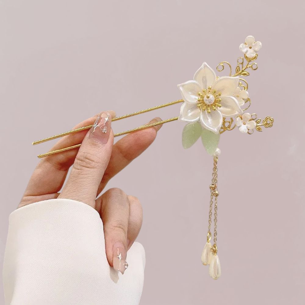 Ornement de cheveux en forme de lotus blanc avec des gouttes de jade et des fleurs délicates sur fond rose