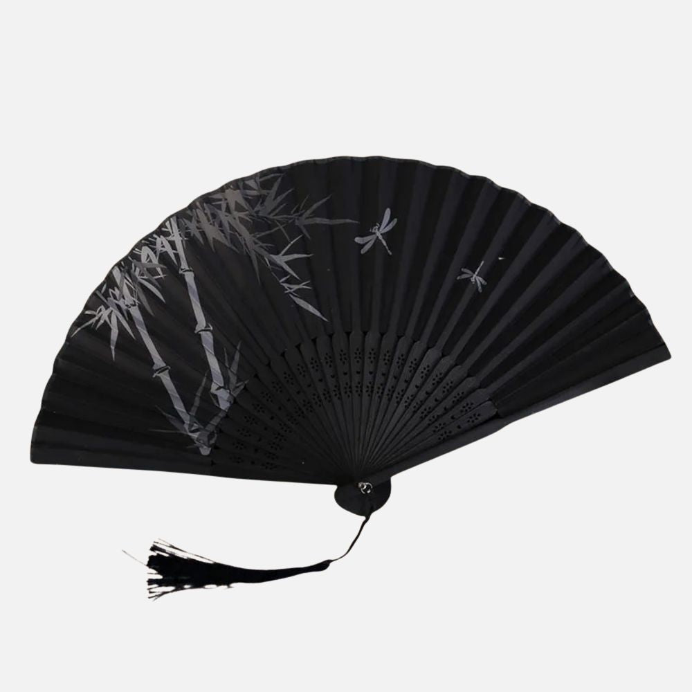 Éventail noir orné de motifs de bambou et libellules, avec une finition en soie et un cordon noir