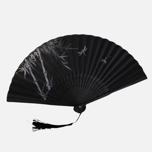 Éventail noir orné de motifs de bambou et libellules, avec une finition en soie et un cordon noir