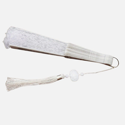 Éventail en papier blanc avec un motif délicat, orné d'une frange et d'un pendentif en perles