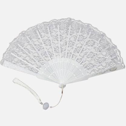 Éventail en dentelle blanche avec des motifs délicats, ouvert, reposant sur un fond neutre