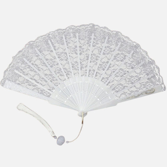 Éventail en dentelle blanche avec des motifs délicats, ouvert, reposant sur un fond neutre