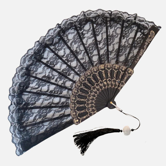 Éventail en dentelle noire avec un motif floral, décoré d'une frange et d'un élégant pompon