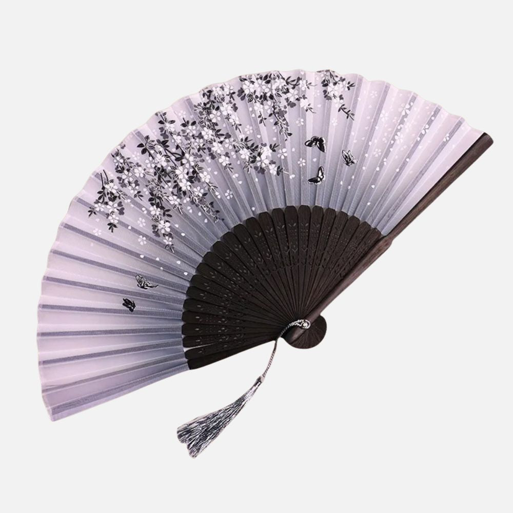 Éventail en papier aux nuances de violet, décoré de fleurs blanches et de motifs de papillons, monture en bois noir