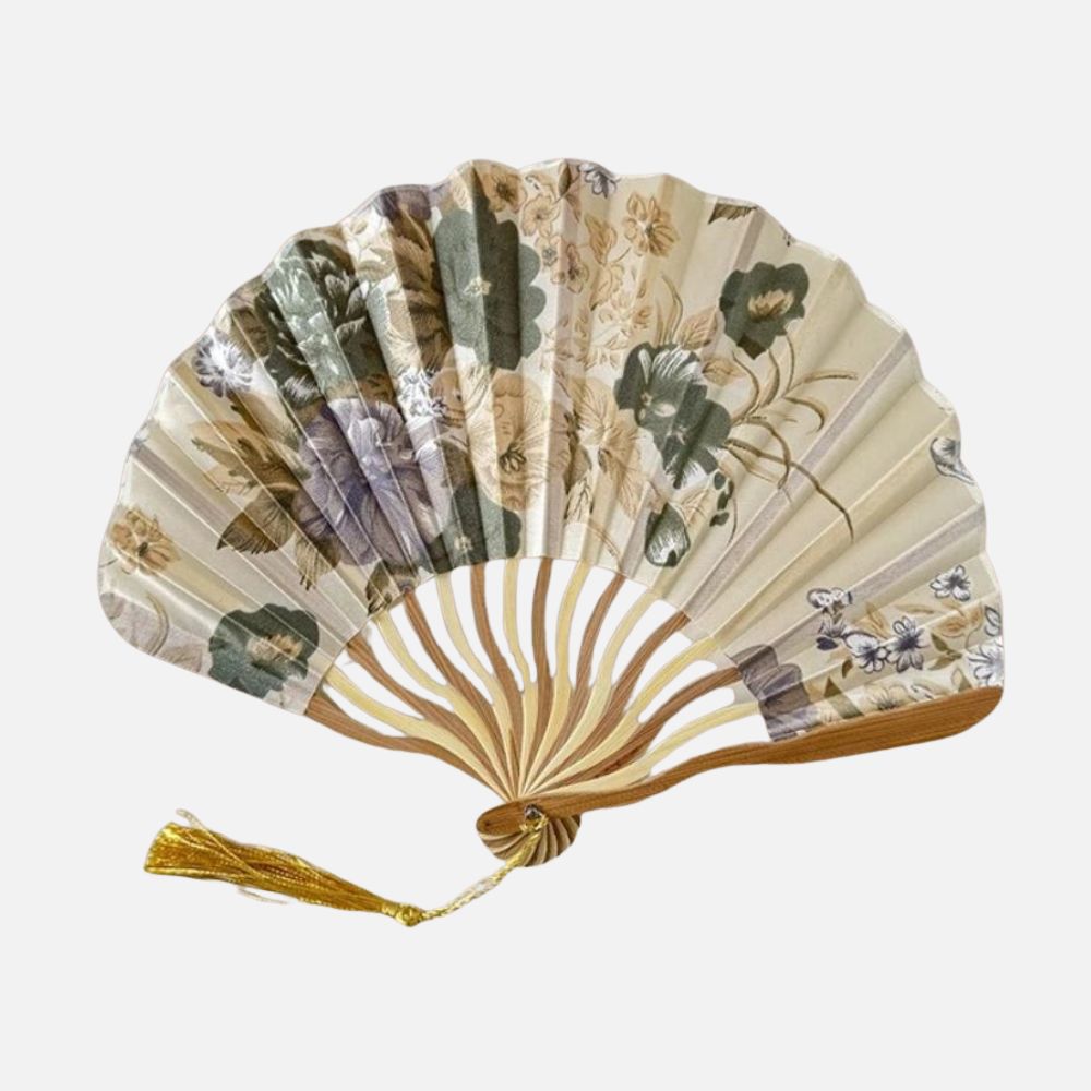 Éventail en papier aux motifs floraux dans des tons beige, vert et violet, avec une tige en bois et un