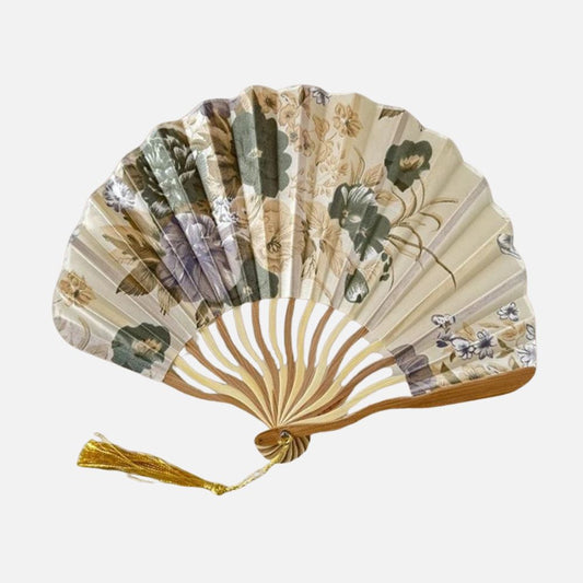 Éventail en papier aux motifs floraux dans des tons beige, vert et violet, avec une tige en bois et un