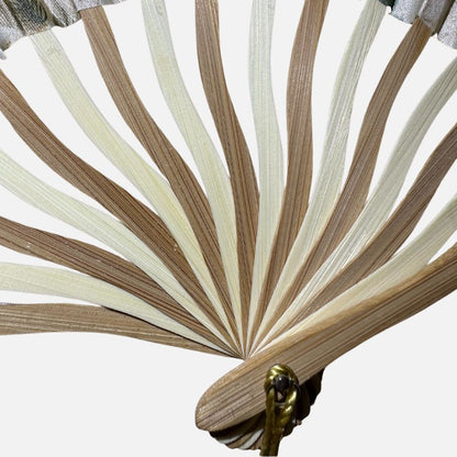 Éventail en bois aux lattes alternées beige et crème, décoré d'un motif délicat en haut