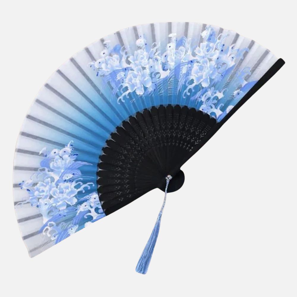 Éventail en papier avec motifs floraux bleus et blancs, monture noire, décor élégant et raffiné