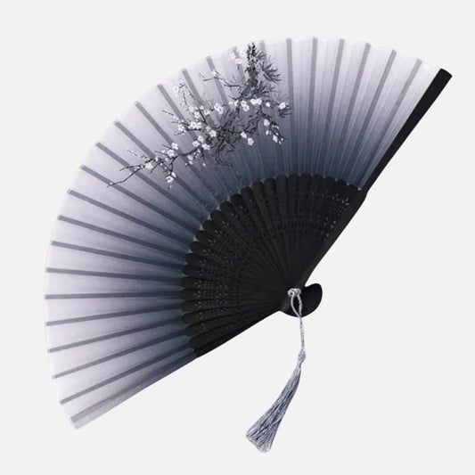 Éventail en dégradé de noir et gris, orné de fleurs blanches sur un fond délicat, style japonais